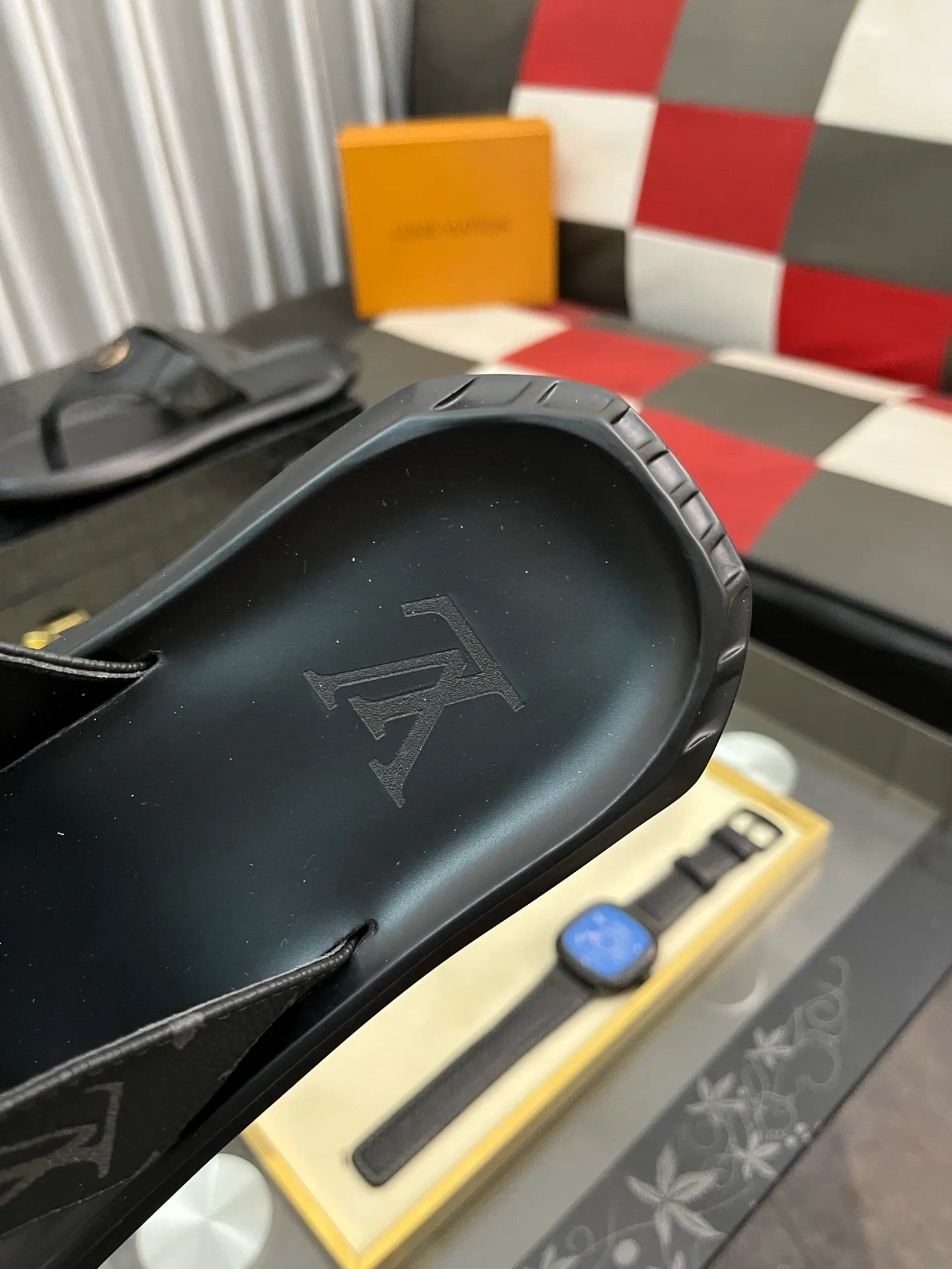 Men's shoes 💰260⌚️⌚️lv-Louis Vuitton) new men's sandals, high-end boutique, exquisite embossed logo decoration on the upper, fine workmanship, super soft soles, casual, loose and comfortable, a must-have in summer! \nsize: 38-443️⃣Colors available